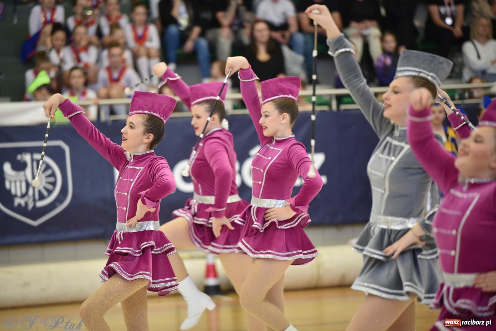 Zdjęcie w galerii na portalu naszraciborz.pl: Mażoretki zawładnęły areną przy Łąkowej. Drugi dzień mistrzostw [FOTO] wiadomości z regionu