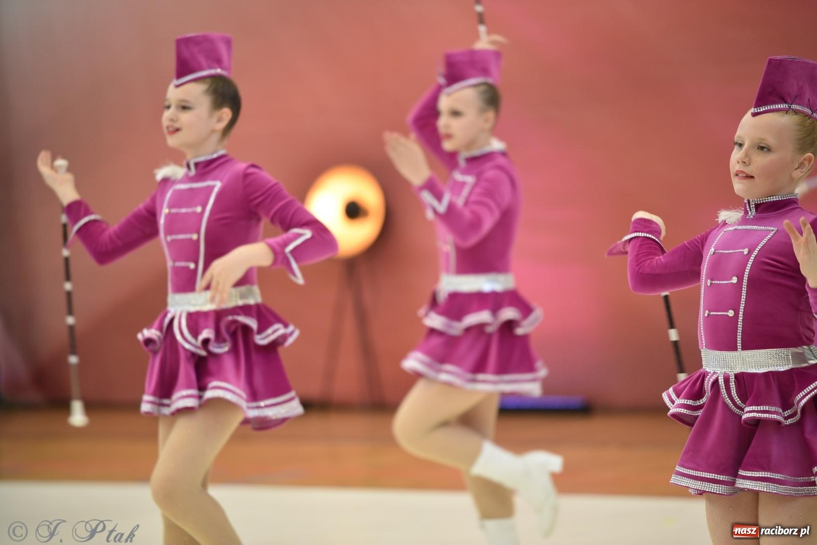 Zdjęcie w galerii na portalu naszraciborz.pl: Mażoretki zawładnęły areną przy Łąkowej. Drugi dzień mistrzostw [FOTO] wiadomości z regionu