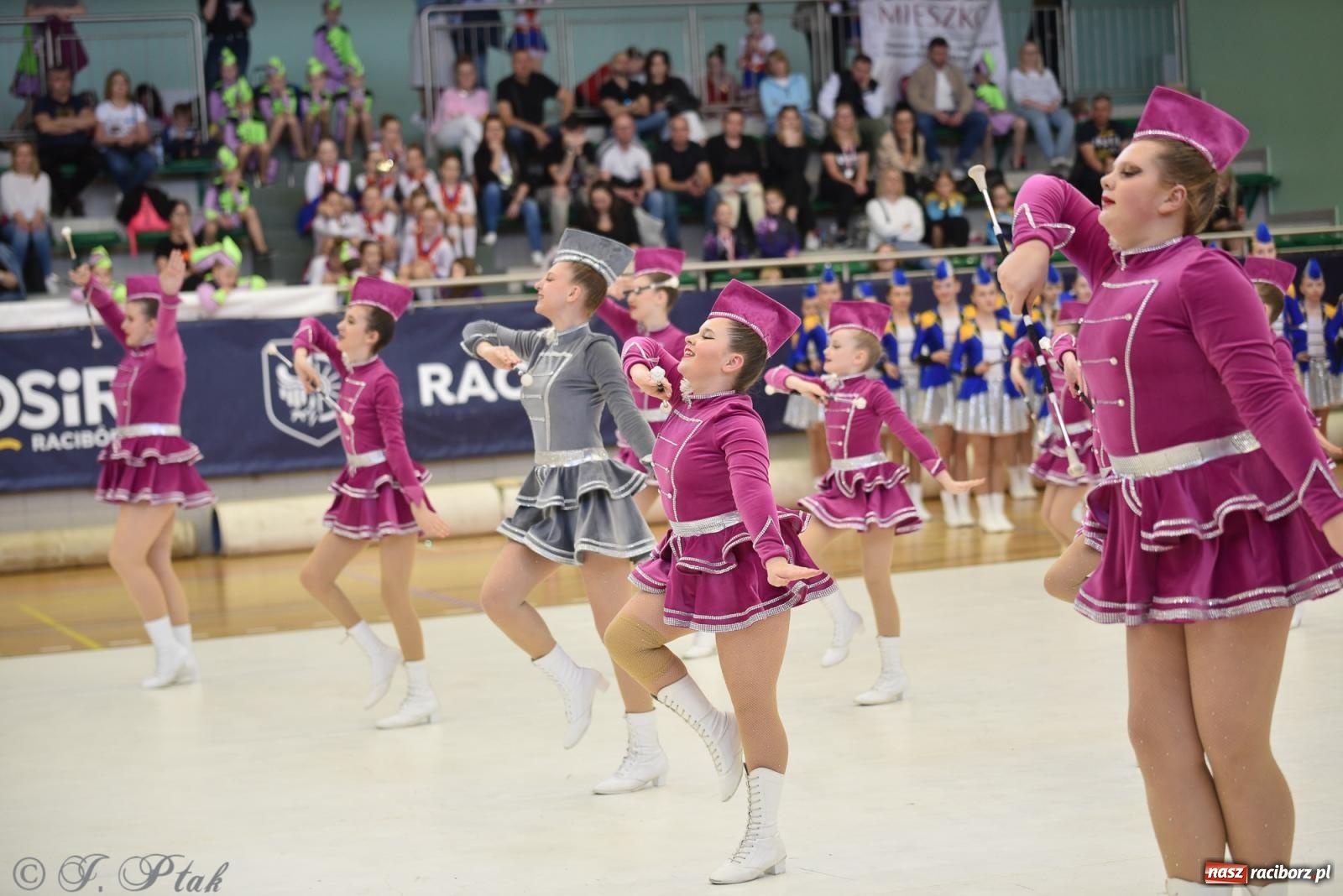 Zdjęcie w galerii na portalu naszraciborz.pl: Mażoretki zawładnęły areną przy Łąkowej. Drugi dzień mistrzostw [FOTO] wiadomości z regionu
