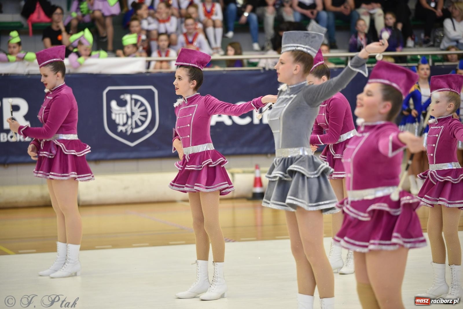 Zdjęcie w galerii na portalu naszraciborz.pl: Mażoretki zawładnęły areną przy Łąkowej. Drugi dzień mistrzostw [FOTO] wiadomości z regionu
