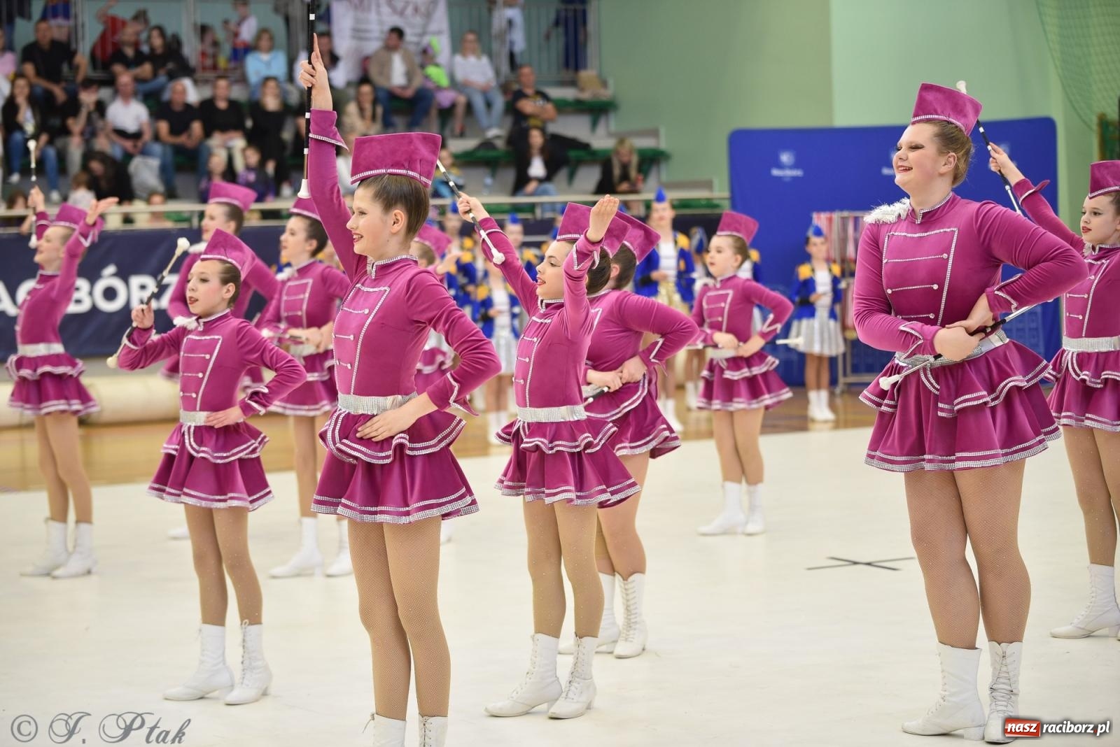 Zdjęcie w galerii na portalu naszraciborz.pl: Mażoretki zawładnęły areną przy Łąkowej. Drugi dzień mistrzostw [FOTO] wiadomości z regionu