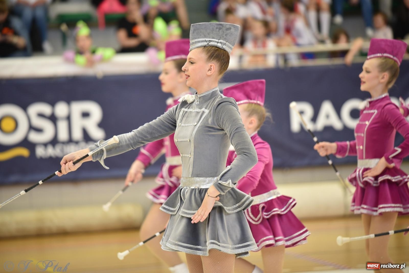 Zdjęcie w galerii na portalu naszraciborz.pl: Mażoretki zawładnęły areną przy Łąkowej. Drugi dzień mistrzostw [FOTO] wiadomości z regionu