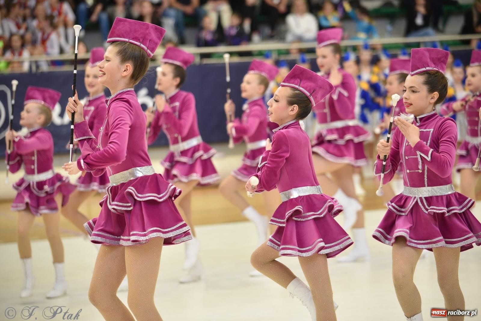 Zdjęcie w galerii na portalu naszraciborz.pl: Mażoretki zawładnęły areną przy Łąkowej. Drugi dzień mistrzostw [FOTO] wiadomości z regionu