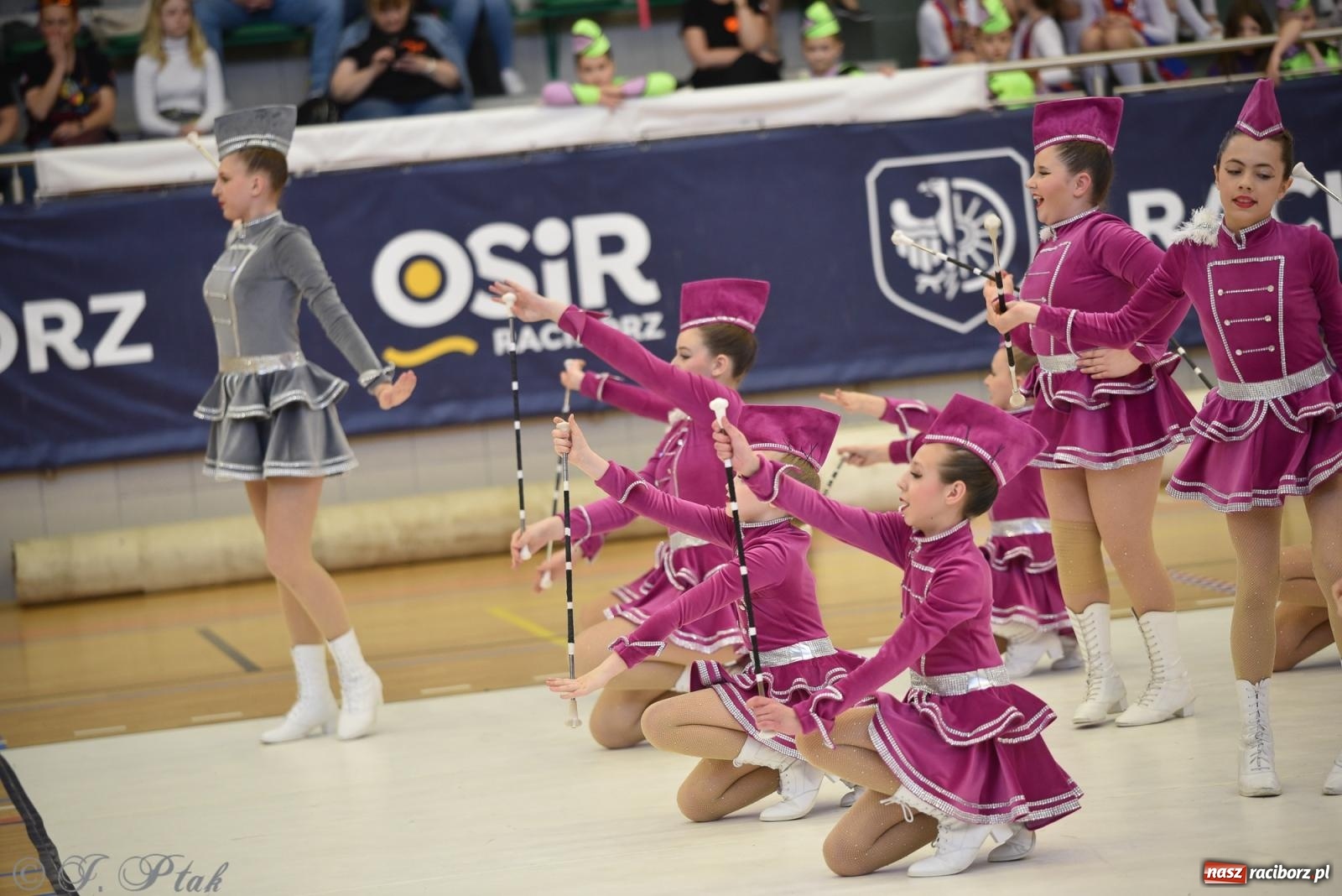Zdjęcie w galerii na portalu naszraciborz.pl: Mażoretki zawładnęły areną przy Łąkowej. Drugi dzień mistrzostw [FOTO] wiadomości z regionu
