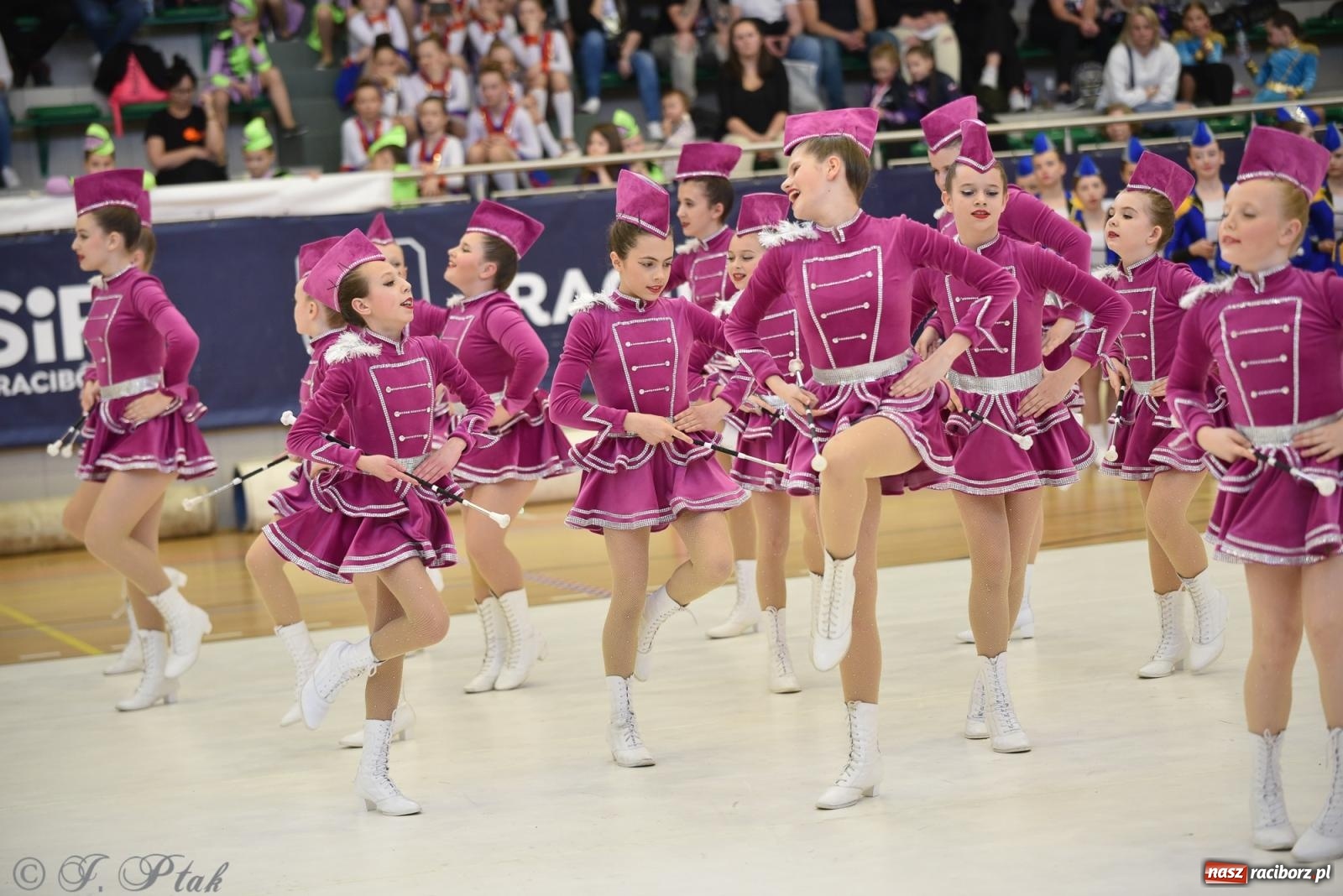 Zdjęcie w galerii na portalu naszraciborz.pl: Mażoretki zawładnęły areną przy Łąkowej. Drugi dzień mistrzostw [FOTO] wiadomości z regionu