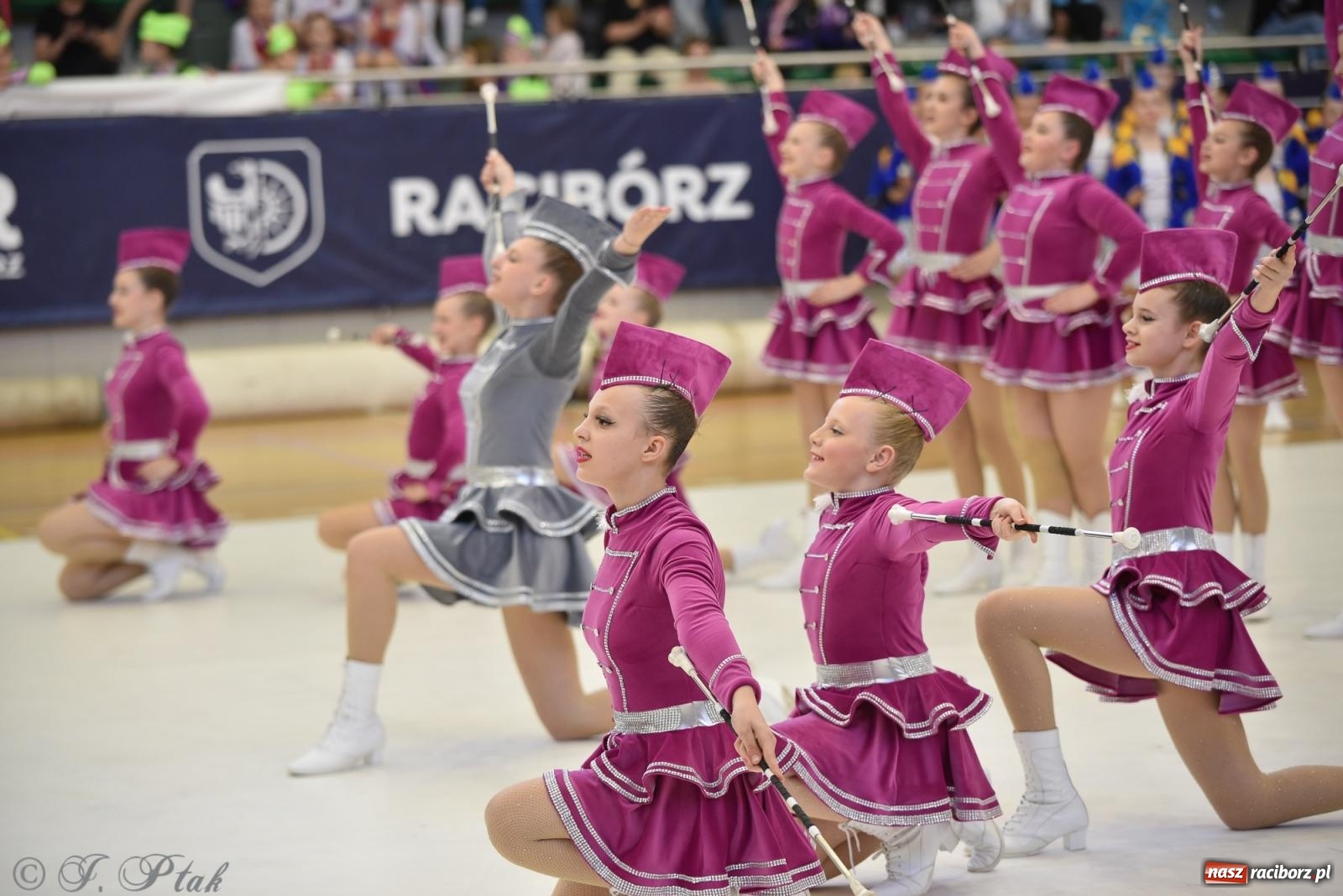 Zdjęcie w galerii na portalu naszraciborz.pl: Mażoretki zawładnęły areną przy Łąkowej. Drugi dzień mistrzostw [FOTO] wiadomości z regionu