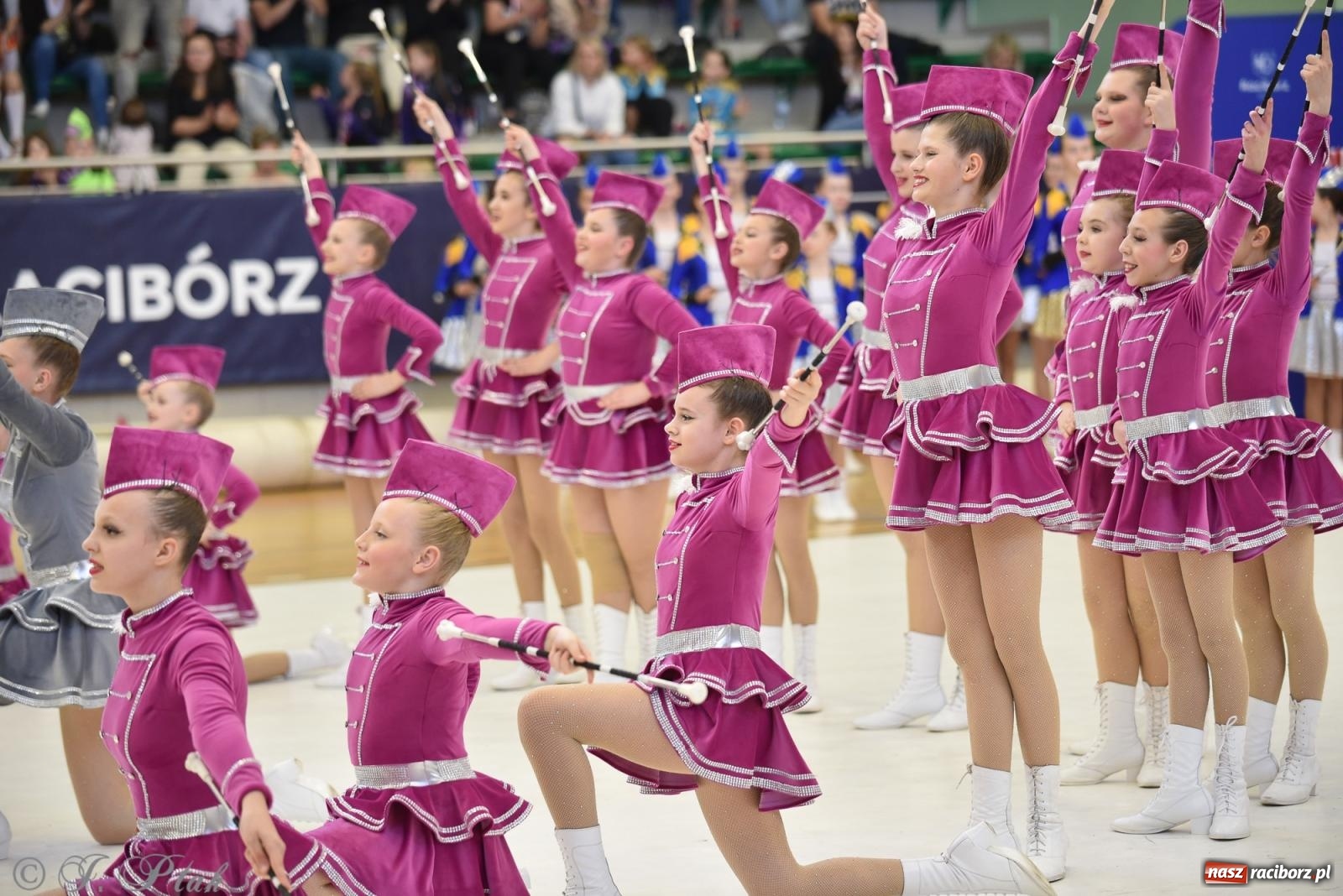 Zdjęcie w galerii na portalu naszraciborz.pl: Mażoretki zawładnęły areną przy Łąkowej. Drugi dzień mistrzostw [FOTO] wiadomości z regionu