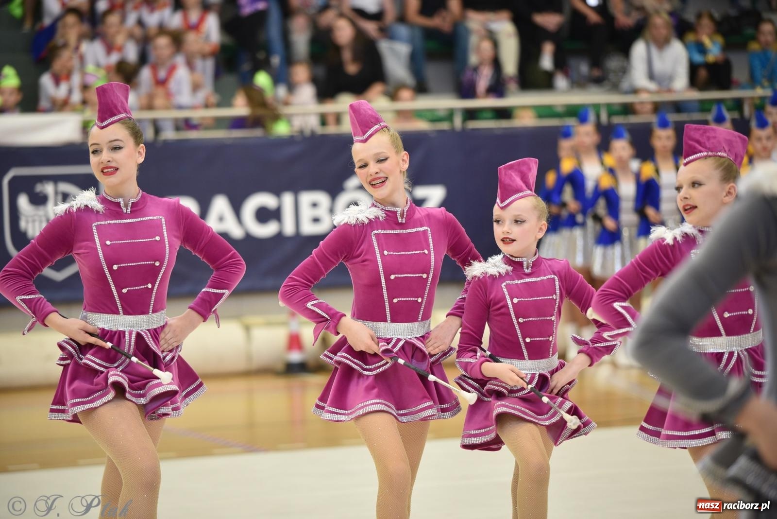 Zdjęcie w galerii na portalu naszraciborz.pl: Mażoretki zawładnęły areną przy Łąkowej. Drugi dzień mistrzostw [FOTO] wiadomości z regionu