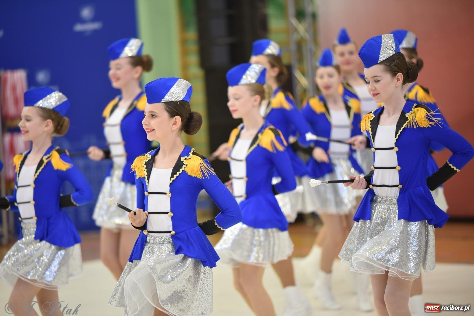Zdjęcie w galerii na portalu naszraciborz.pl: Mażoretki zawładnęły areną przy Łąkowej. Drugi dzień mistrzostw [FOTO] wiadomości z regionu