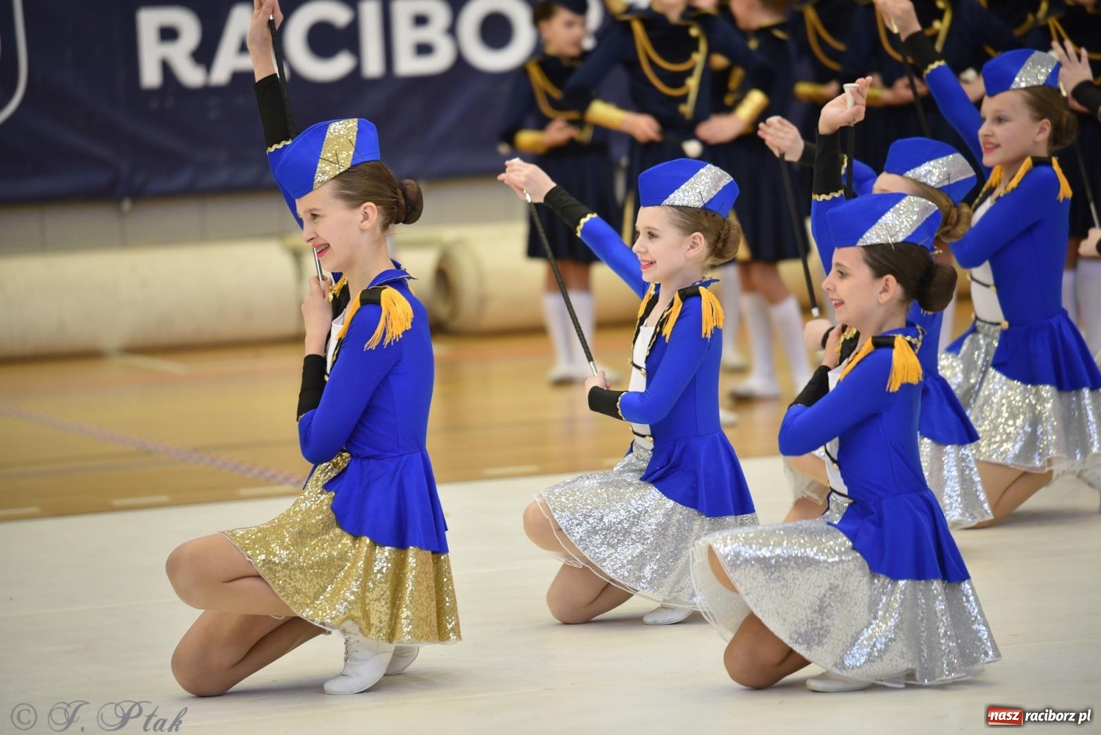 Zdjęcie w galerii na portalu naszraciborz.pl: Mażoretki zawładnęły areną przy Łąkowej. Drugi dzień mistrzostw [FOTO] wiadomości z regionu