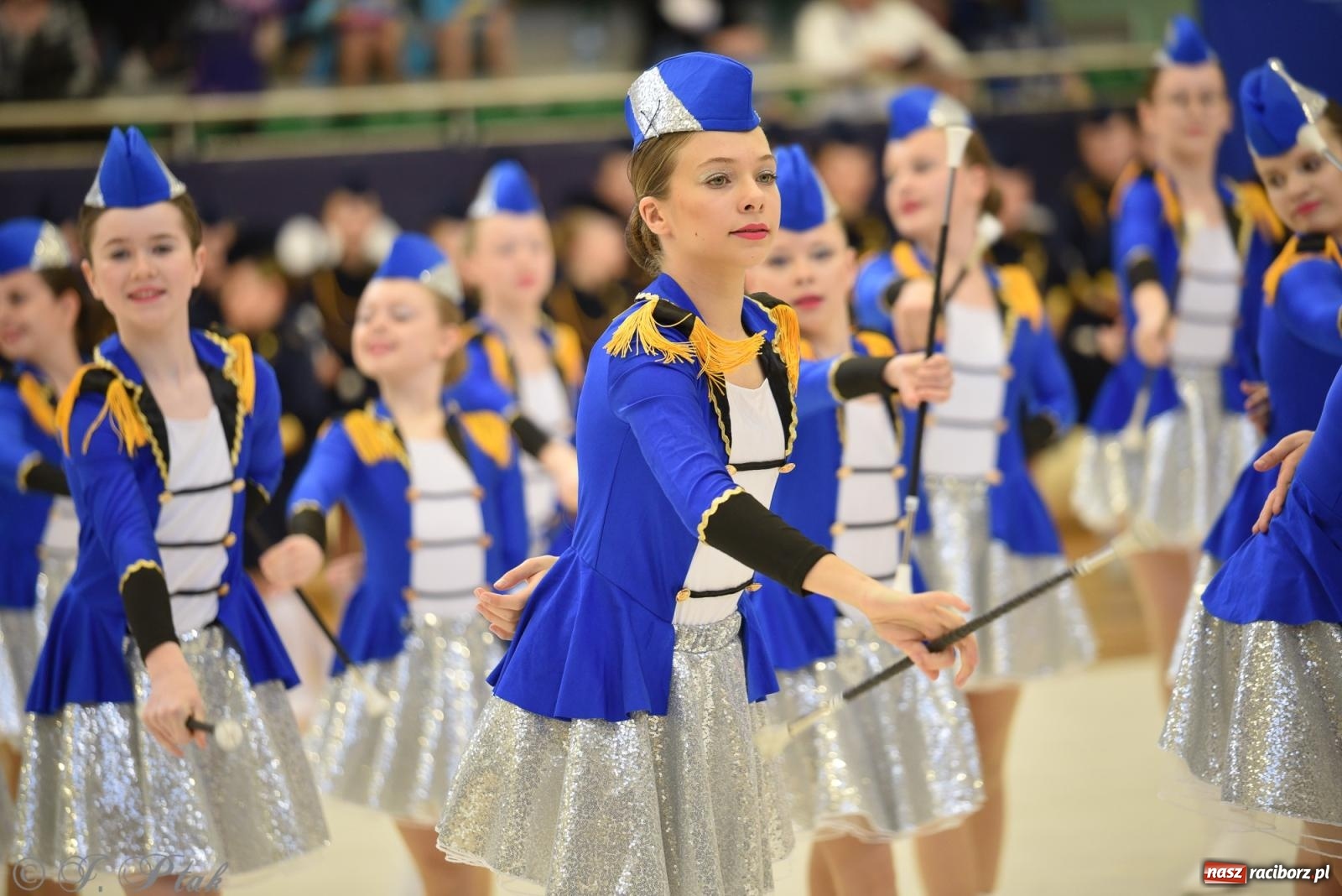 Zdjęcie w galerii na portalu naszraciborz.pl: Mażoretki zawładnęły areną przy Łąkowej. Drugi dzień mistrzostw [FOTO] wiadomości z regionu