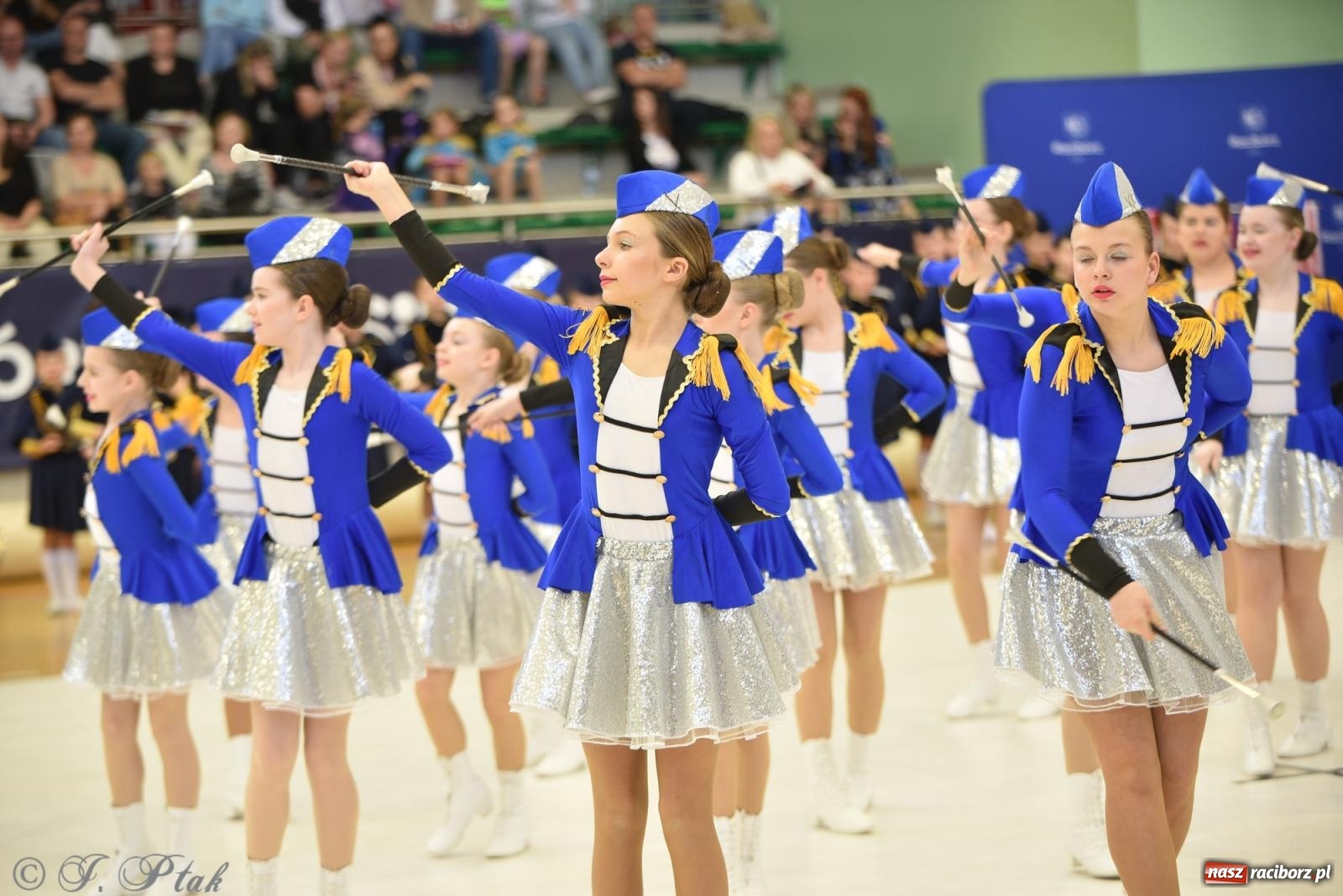 Zdjęcie w galerii na portalu naszraciborz.pl: Mażoretki zawładnęły areną przy Łąkowej. Drugi dzień mistrzostw [FOTO] wiadomości z regionu