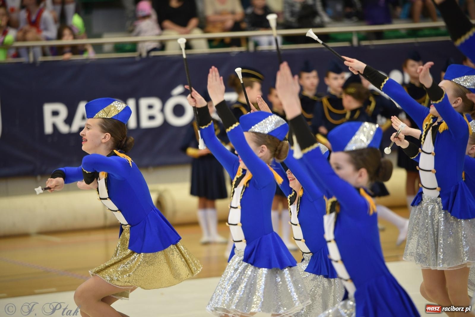 Zdjęcie w galerii na portalu naszraciborz.pl: Mażoretki zawładnęły areną przy Łąkowej. Drugi dzień mistrzostw [FOTO] wiadomości z regionu
