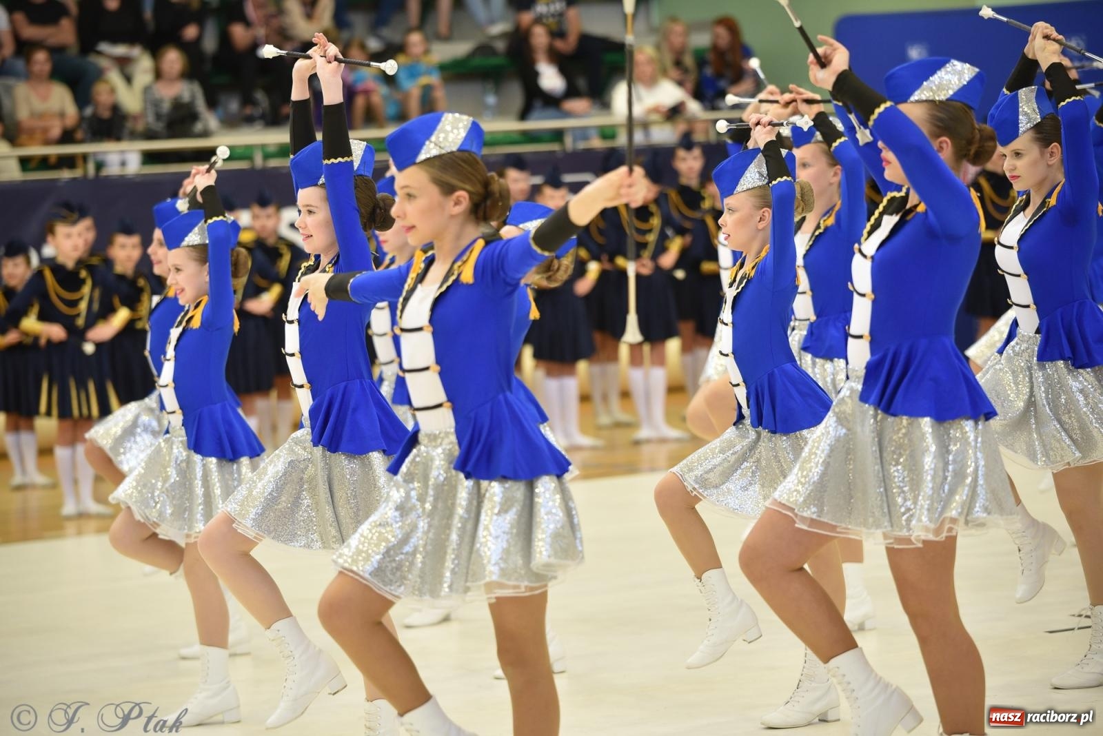 Zdjęcie w galerii na portalu naszraciborz.pl: Mażoretki zawładnęły areną przy Łąkowej. Drugi dzień mistrzostw [FOTO] wiadomości z regionu