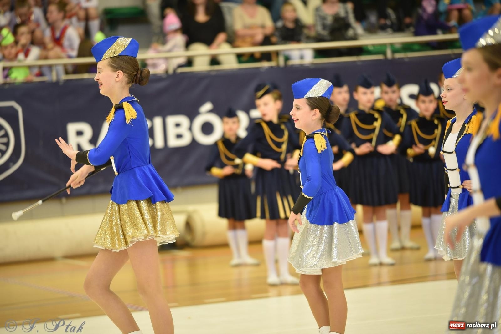 Zdjęcie w galerii na portalu naszraciborz.pl: Mażoretki zawładnęły areną przy Łąkowej. Drugi dzień mistrzostw [FOTO] wiadomości z regionu