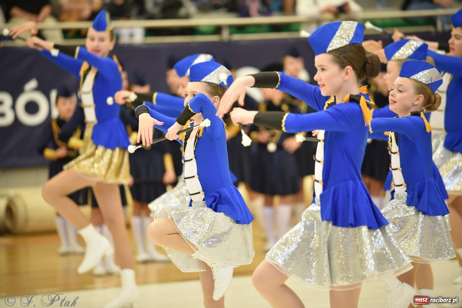 Zdjęcie w galerii na portalu naszraciborz.pl: Mażoretki zawładnęły areną przy Łąkowej. Drugi dzień mistrzostw [FOTO] wiadomości z regionu