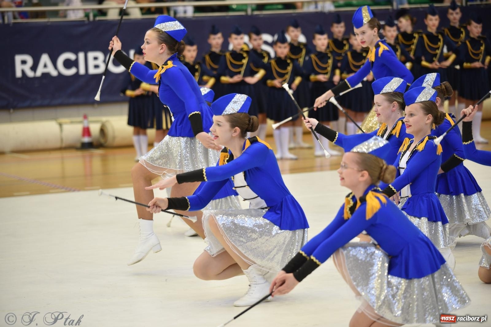 Zdjęcie w galerii na portalu naszraciborz.pl: Mażoretki zawładnęły areną przy Łąkowej. Drugi dzień mistrzostw [FOTO] wiadomości z regionu