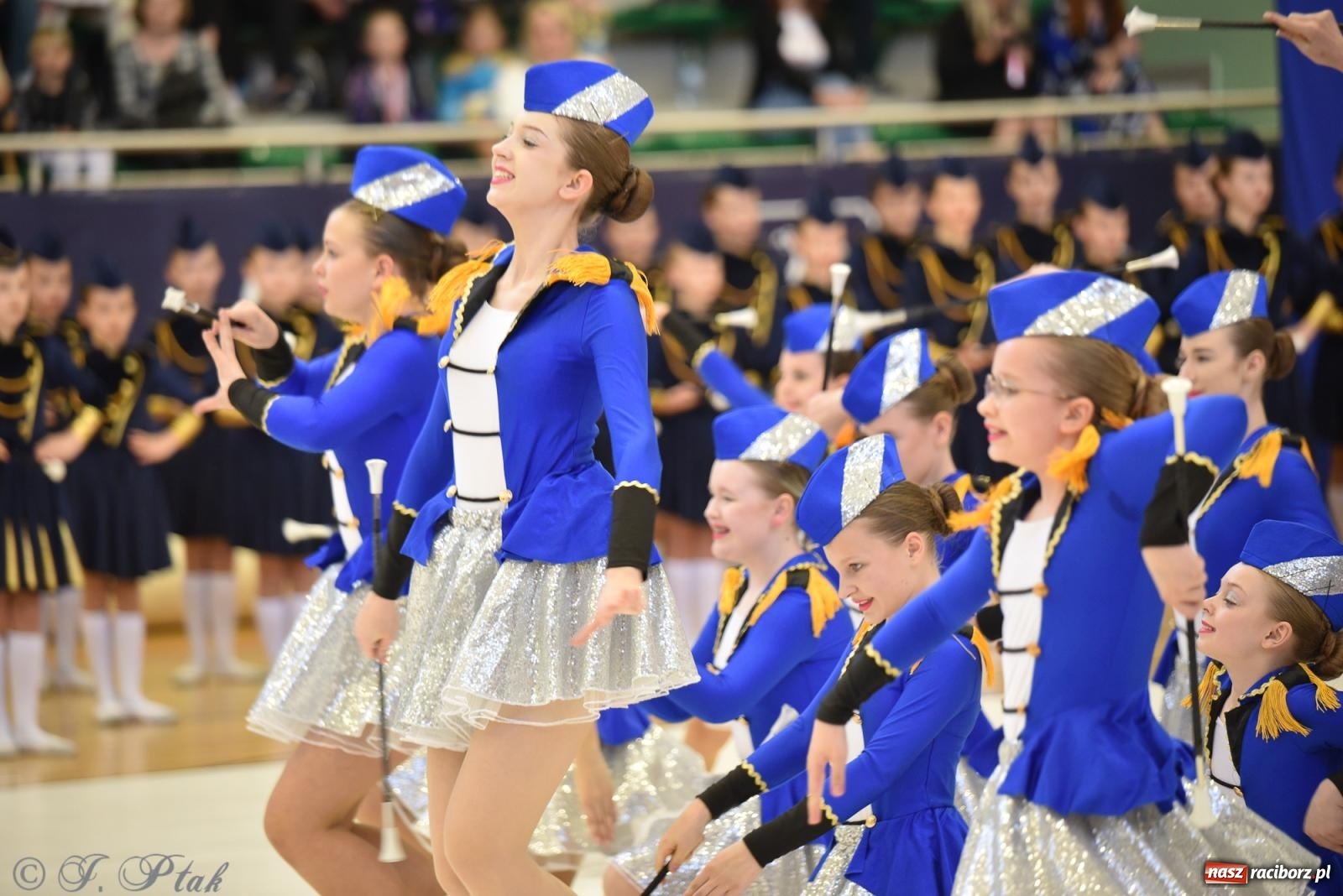 Zdjęcie w galerii na portalu naszraciborz.pl: Mażoretki zawładnęły areną przy Łąkowej. Drugi dzień mistrzostw [FOTO] wiadomości z regionu