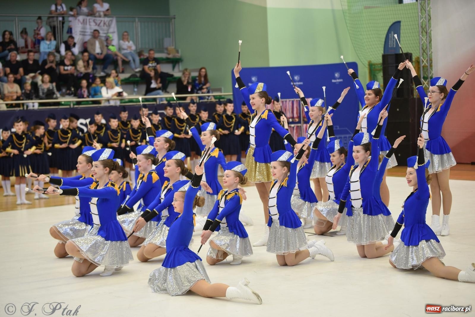 Zdjęcie w galerii na portalu naszraciborz.pl: Mażoretki zawładnęły areną przy Łąkowej. Drugi dzień mistrzostw [FOTO] wiadomości z regionu