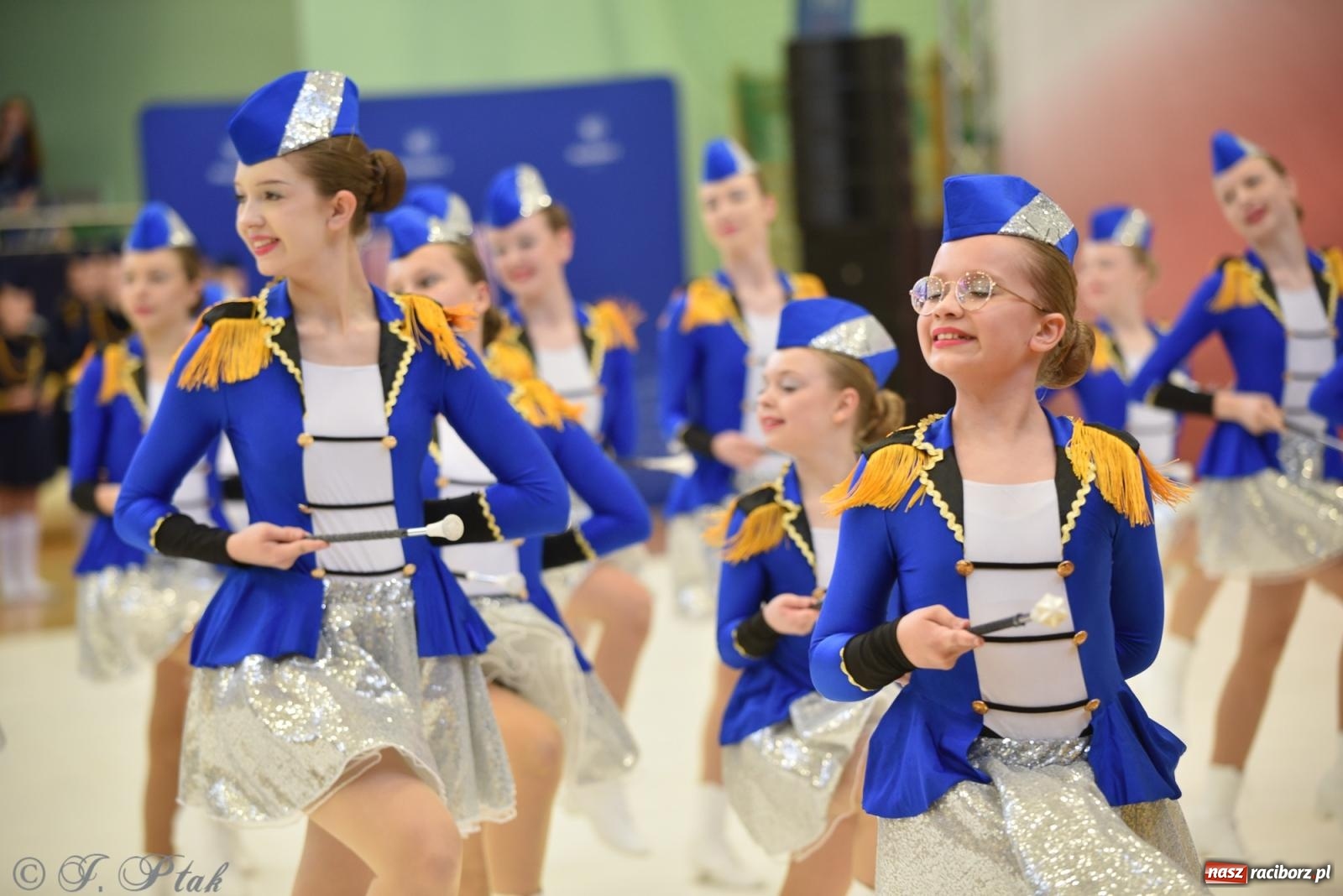 Zdjęcie w galerii na portalu naszraciborz.pl: Mażoretki zawładnęły areną przy Łąkowej. Drugi dzień mistrzostw [FOTO] wiadomości z regionu