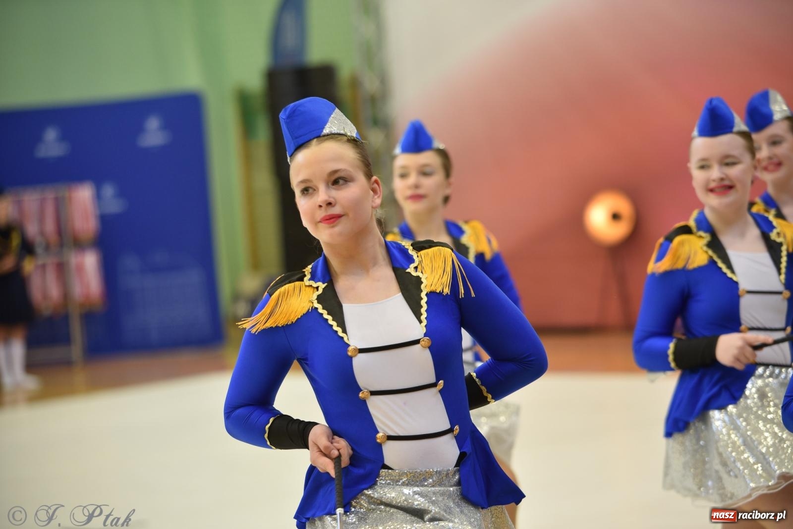 Zdjęcie w galerii na portalu naszraciborz.pl: Mażoretki zawładnęły areną przy Łąkowej. Drugi dzień mistrzostw [FOTO] wiadomości z regionu