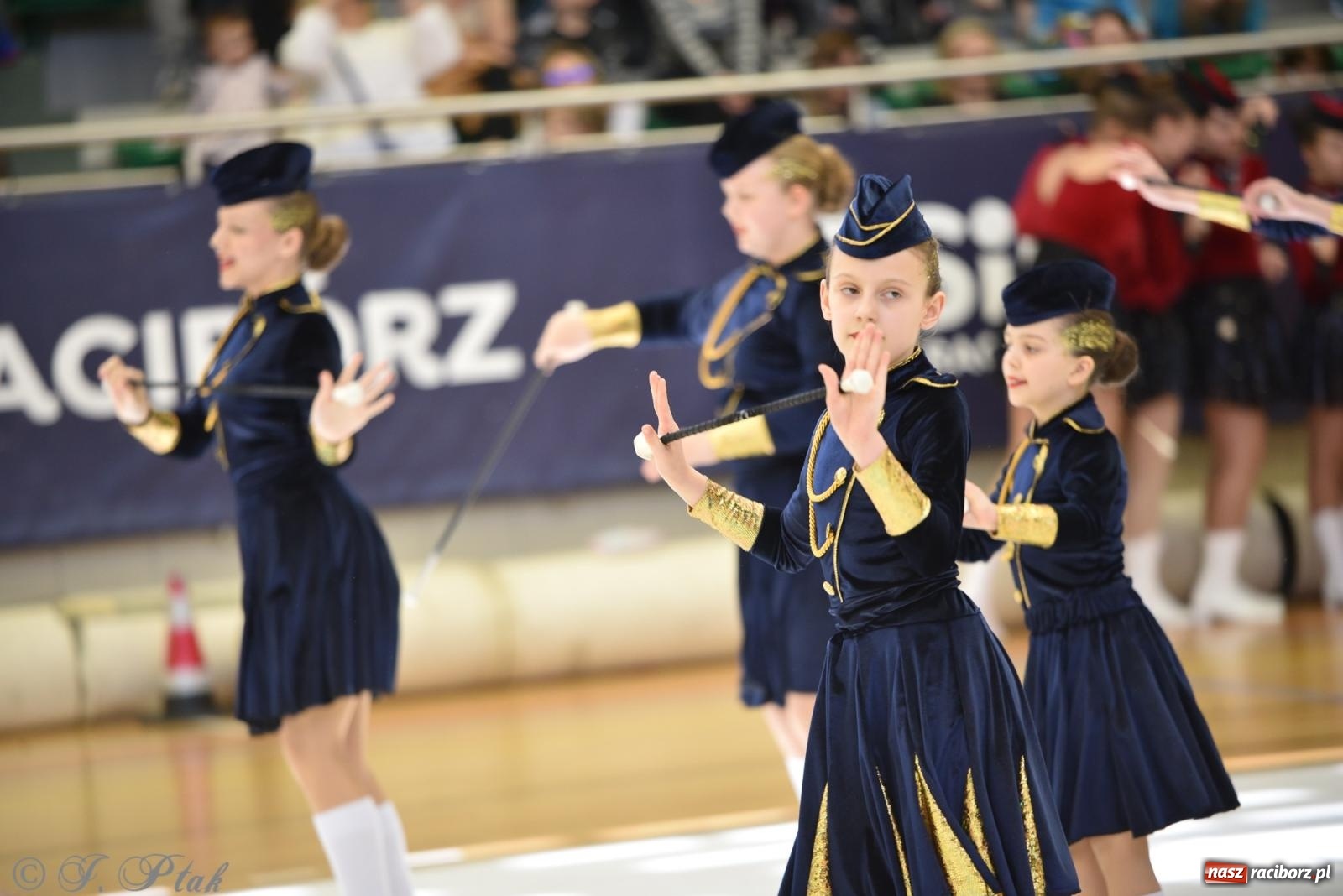 Zdjęcie w galerii na portalu naszraciborz.pl: Mażoretki zawładnęły areną przy Łąkowej. Drugi dzień mistrzostw [FOTO] wiadomości z regionu