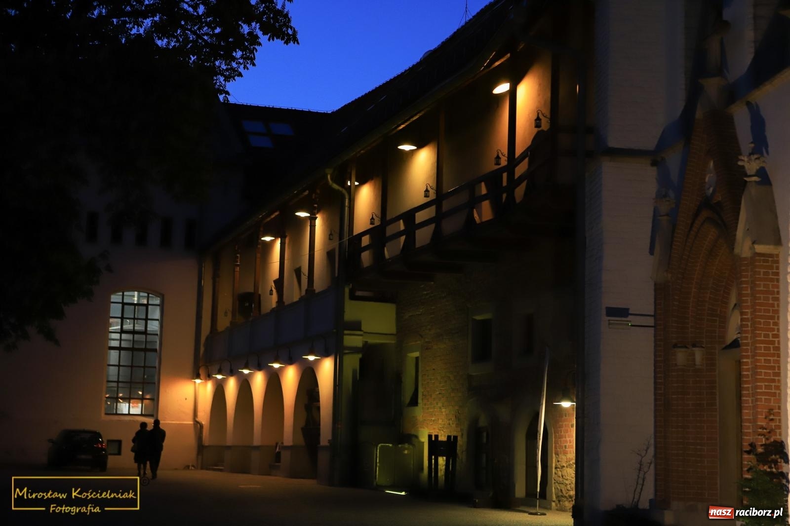 Zdjęcie w galerii na portalu naszraciborz.pl: Raciborzanie lubią zwiedzać zamek nocą [FOTO] wiadomości z regionu