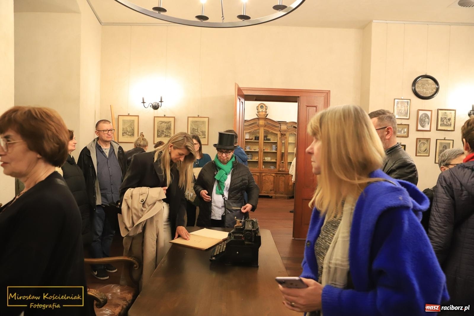 Zdjęcie w galerii na portalu naszraciborz.pl: Raciborzanie lubią zwiedzać zamek nocą [FOTO] wiadomości z regionu