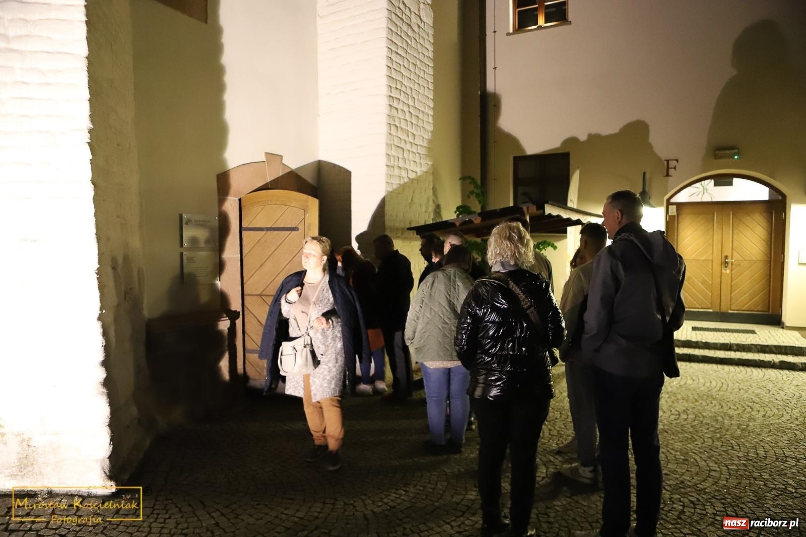 Zdjęcie w galerii na portalu naszraciborz.pl: Raciborzanie lubią zwiedzać zamek nocą [FOTO] wiadomości z regionu