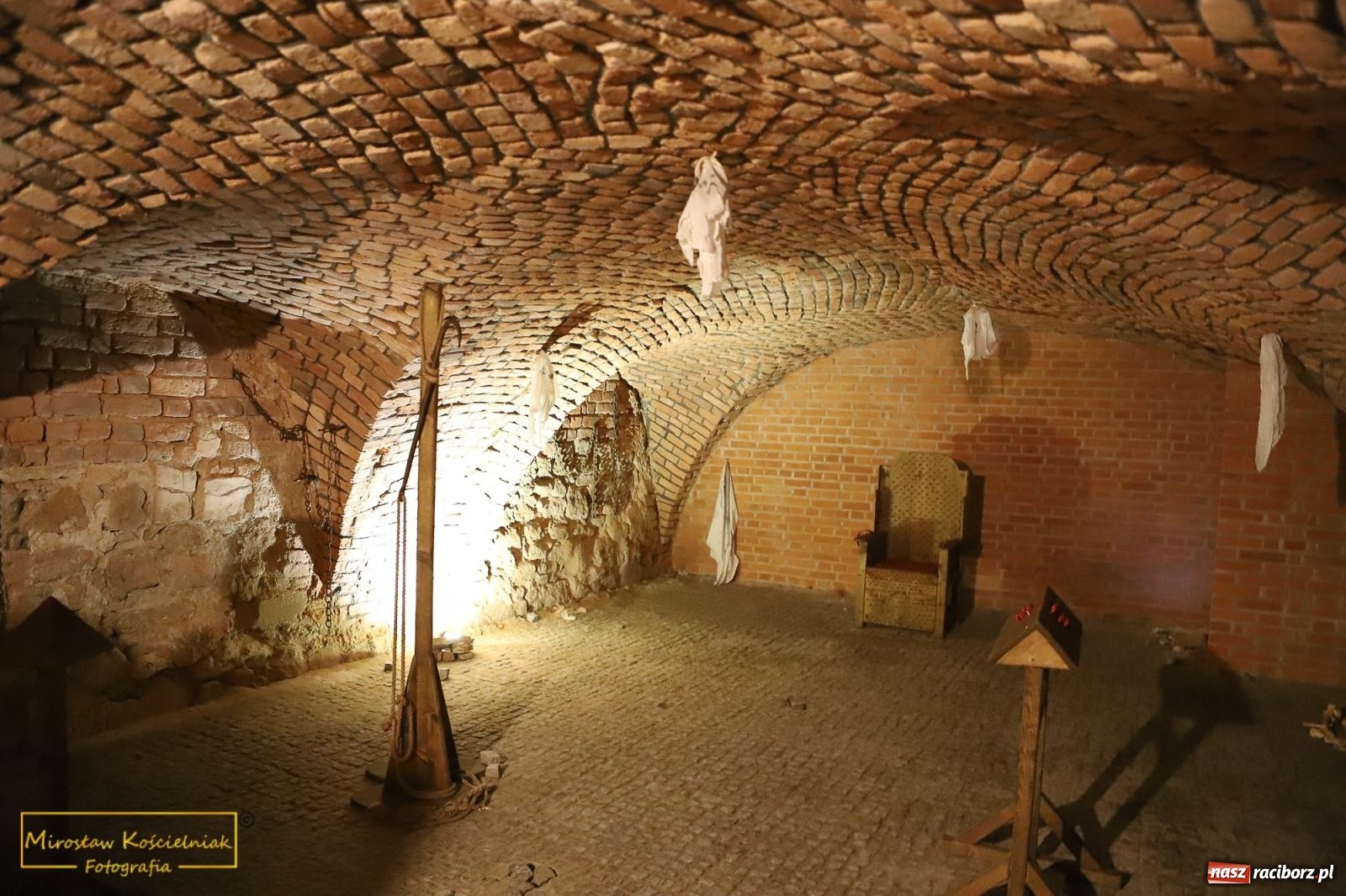 Zdjęcie w galerii na portalu naszraciborz.pl: Raciborzanie lubią zwiedzać zamek nocą [FOTO] wiadomości z regionu