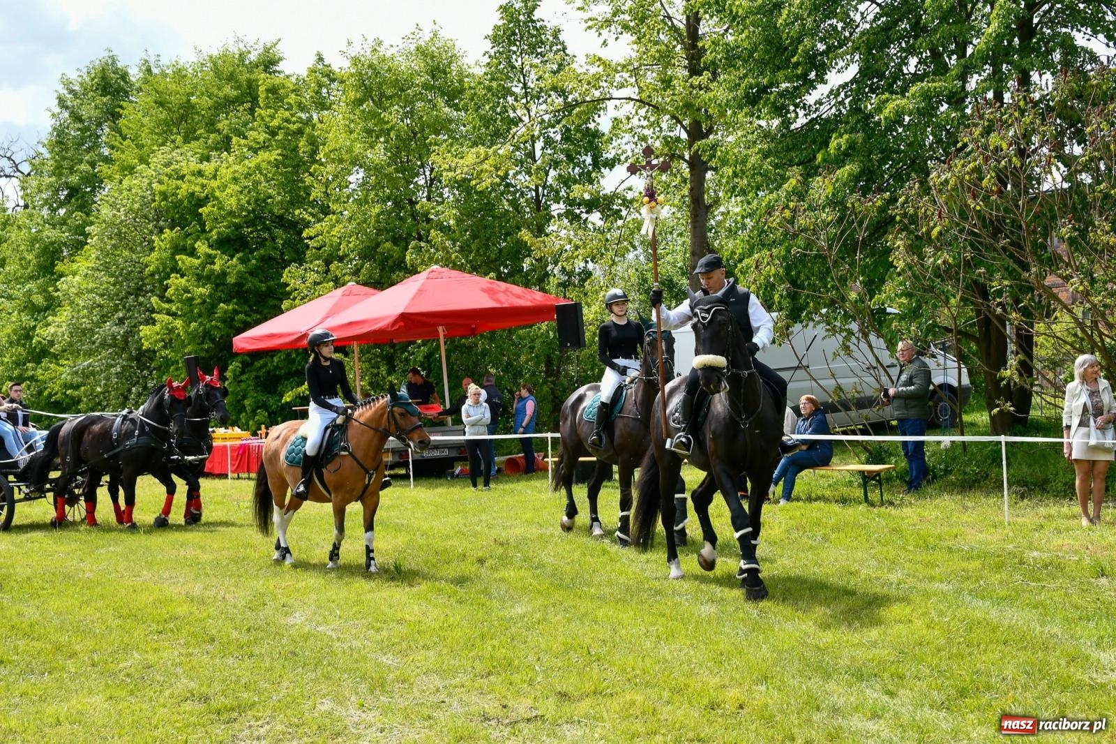 Zdjęcie w galerii na portalu naszraciborz.pl: Procesja konna w Łubowicach. Dopisała pogoda i jeźdźcy [FOTO i WIDEO] wiadomości z regionu