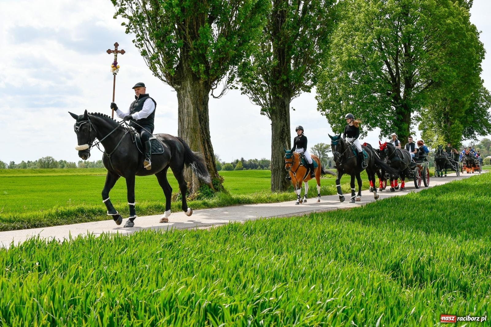 Zdjęcie w galerii na portalu naszraciborz.pl: Procesja konna w Łubowicach. Dopisała pogoda i jeźdźcy [FOTO i WIDEO] wiadomości z regionu
