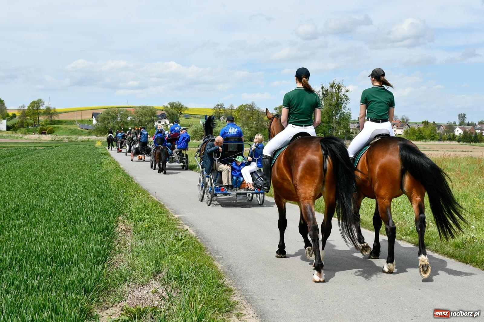Zdjęcie w galerii na portalu naszraciborz.pl: Procesja konna w Łubowicach. Dopisała pogoda i jeźdźcy [FOTO i WIDEO] wiadomości z regionu