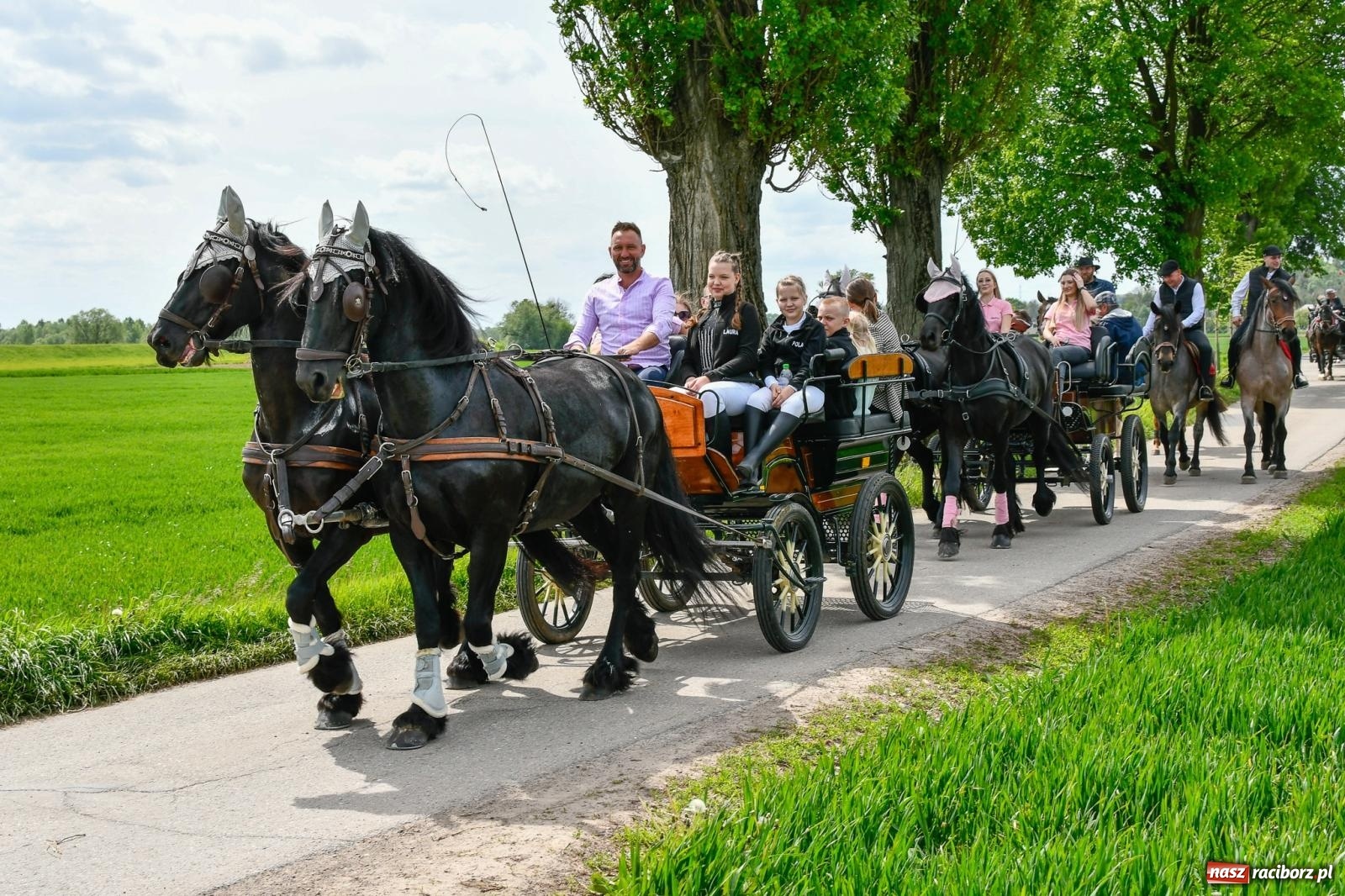 Zdjęcie w galerii na portalu naszraciborz.pl: Procesja konna w Łubowicach. Dopisała pogoda i jeźdźcy [FOTO i WIDEO] wiadomości z regionu