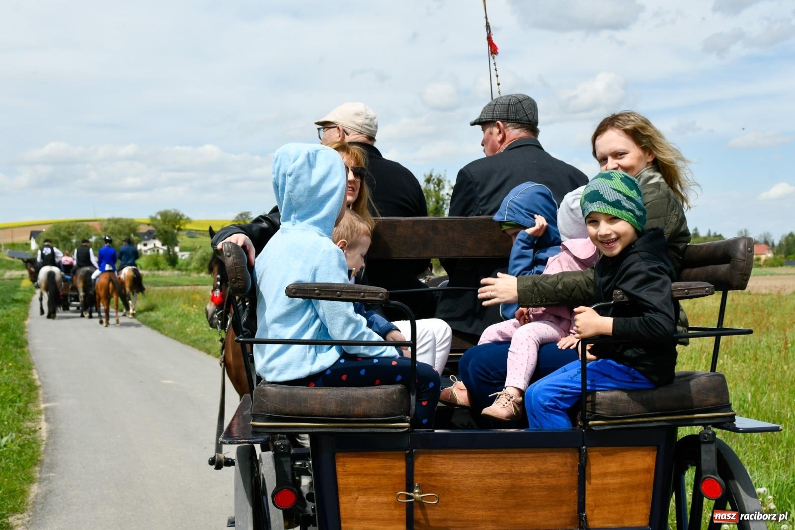Zdjęcie w galerii na portalu naszraciborz.pl: Procesja konna w Łubowicach. Dopisała pogoda i jeźdźcy [FOTO i WIDEO] wiadomości z regionu