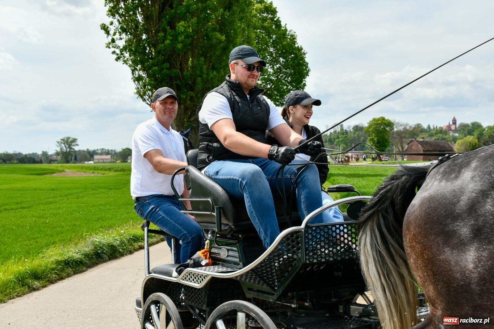 Zdjęcie w galerii na portalu naszraciborz.pl: Procesja konna w Łubowicach. Dopisała pogoda i jeźdźcy [FOTO i WIDEO] wiadomości z regionu