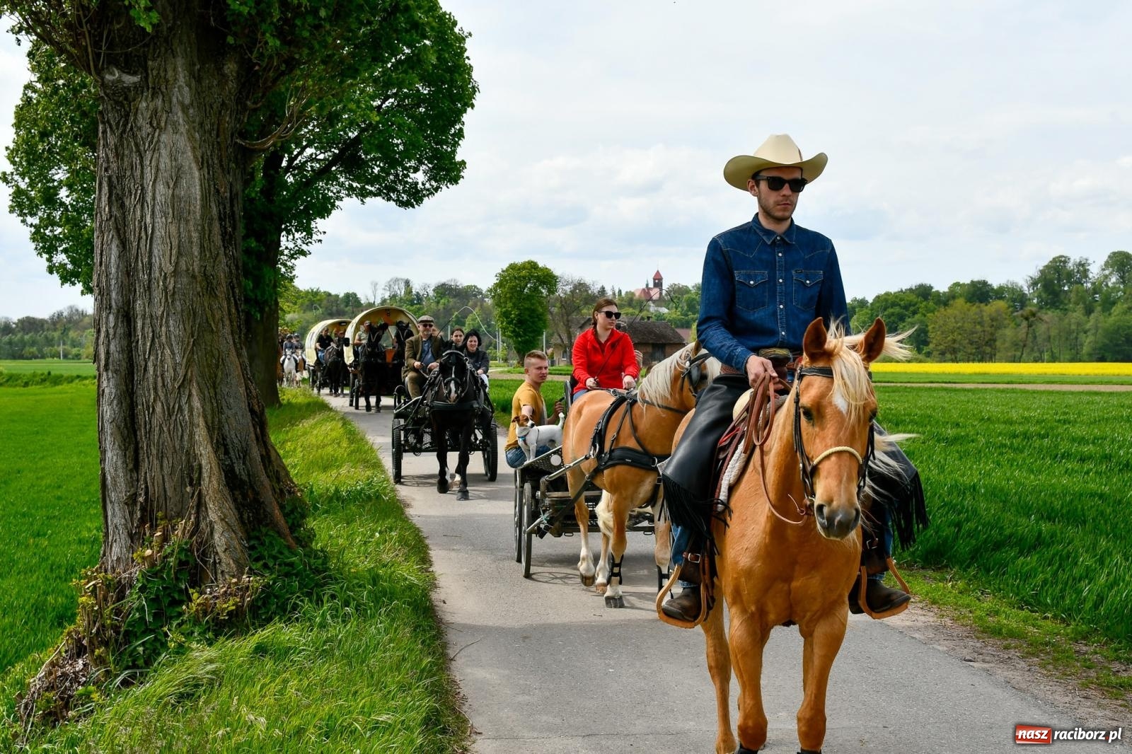 Zdjęcie w galerii na portalu naszraciborz.pl: Procesja konna w Łubowicach. Dopisała pogoda i jeźdźcy [FOTO i WIDEO] wiadomości z regionu