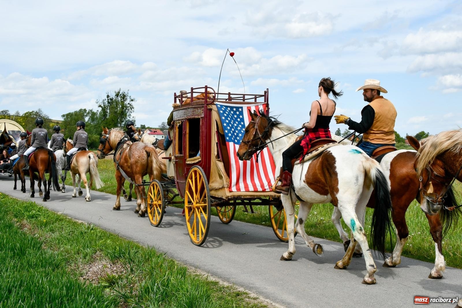 Zdjęcie w galerii na portalu naszraciborz.pl: Procesja konna w Łubowicach. Dopisała pogoda i jeźdźcy [FOTO i WIDEO] wiadomości z regionu