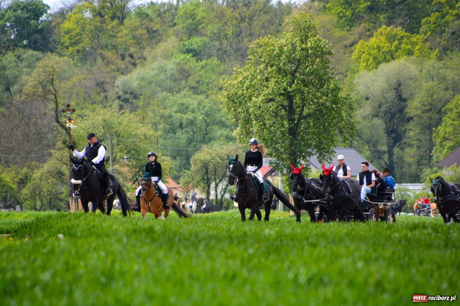 Zdjęcie w galerii na portalu naszraciborz.pl: Procesja konna w Łubowicach. Dopisała pogoda i jeźdźcy [FOTO i WIDEO] wiadomości z regionu