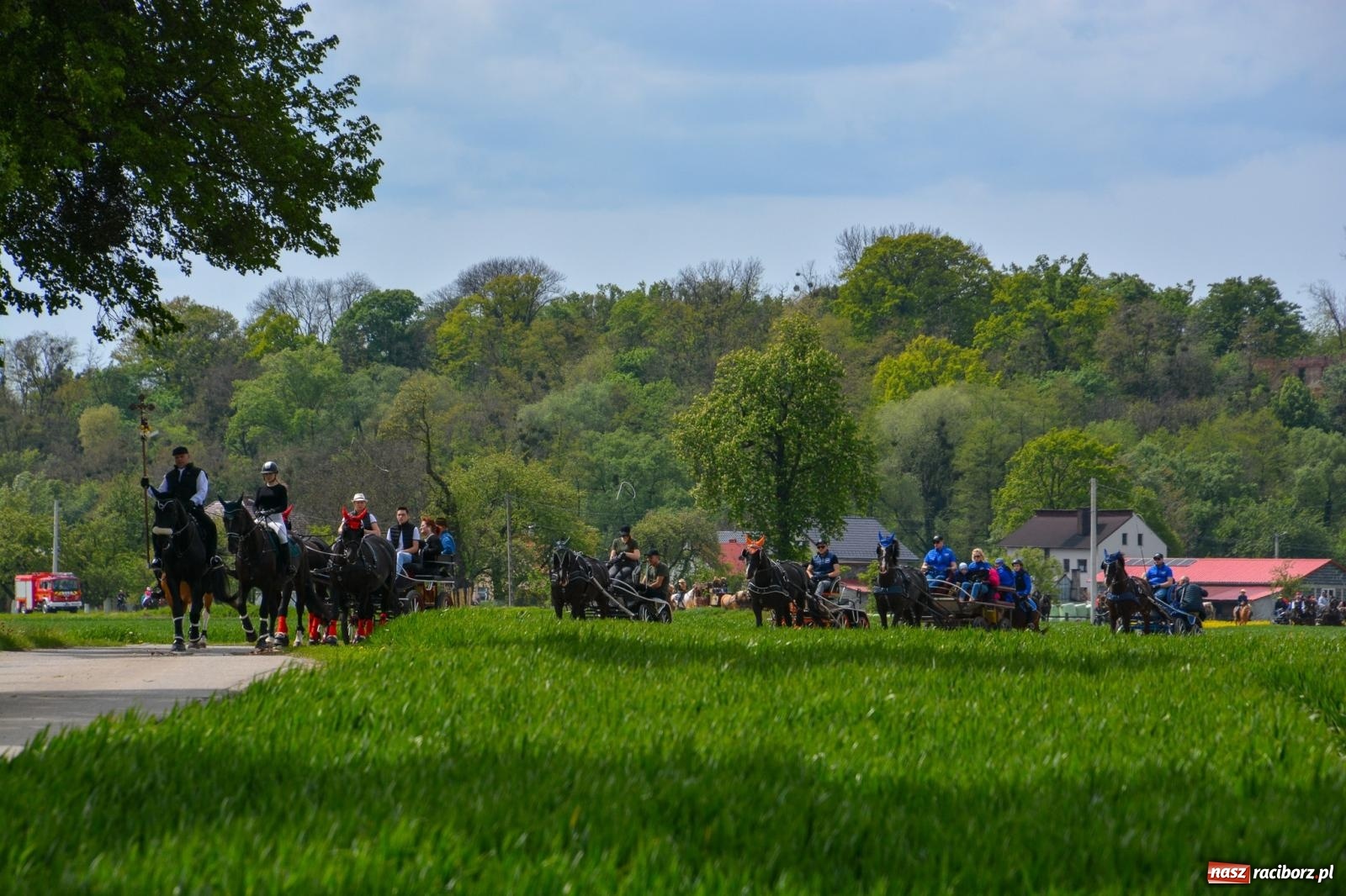 Zdjęcie w galerii na portalu naszraciborz.pl: Procesja konna w Łubowicach. Dopisała pogoda i jeźdźcy [FOTO i WIDEO] wiadomości z regionu