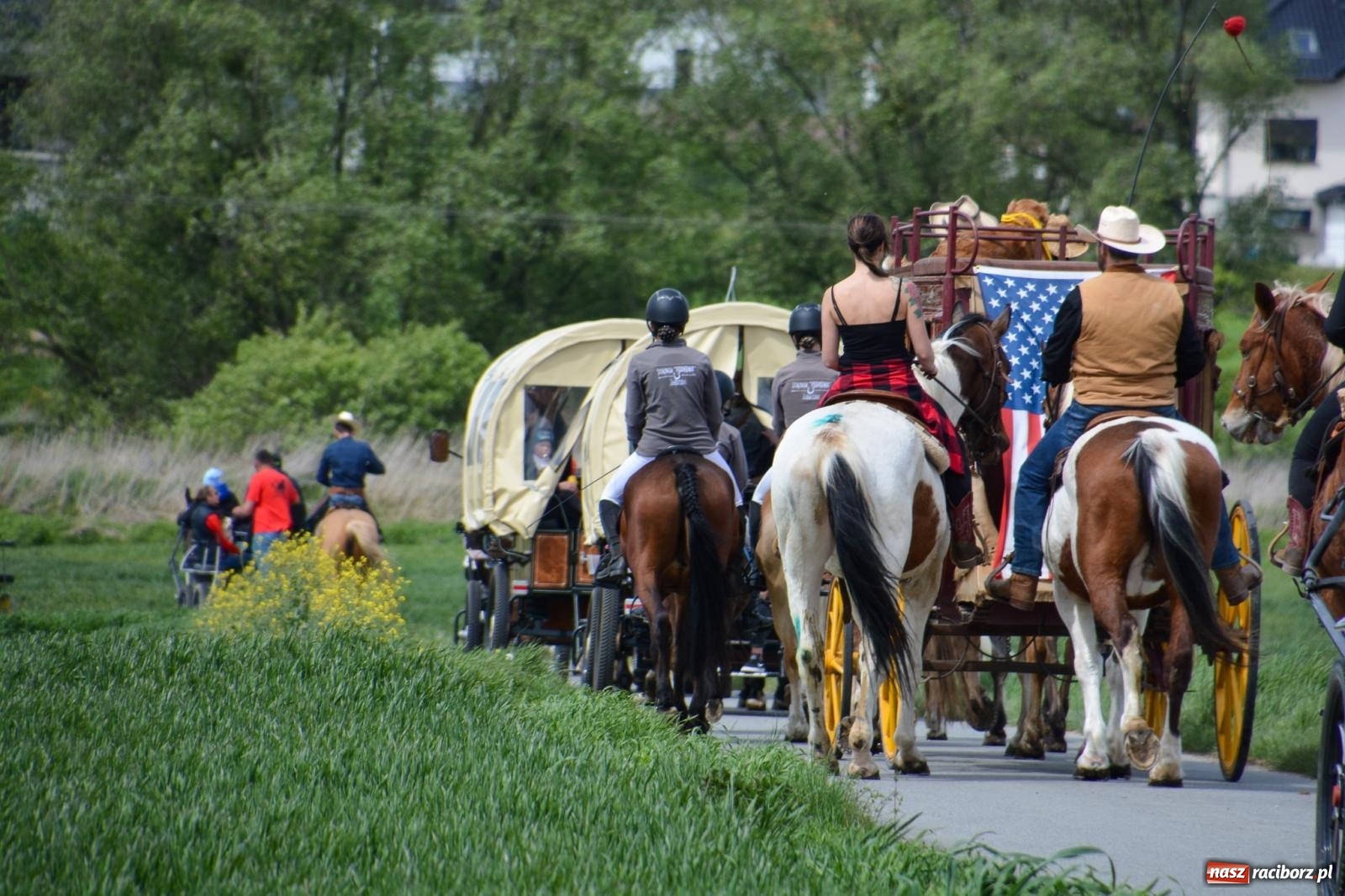 Zdjęcie w galerii na portalu naszraciborz.pl: Procesja konna w Łubowicach. Dopisała pogoda i jeźdźcy [FOTO i WIDEO] wiadomości z regionu