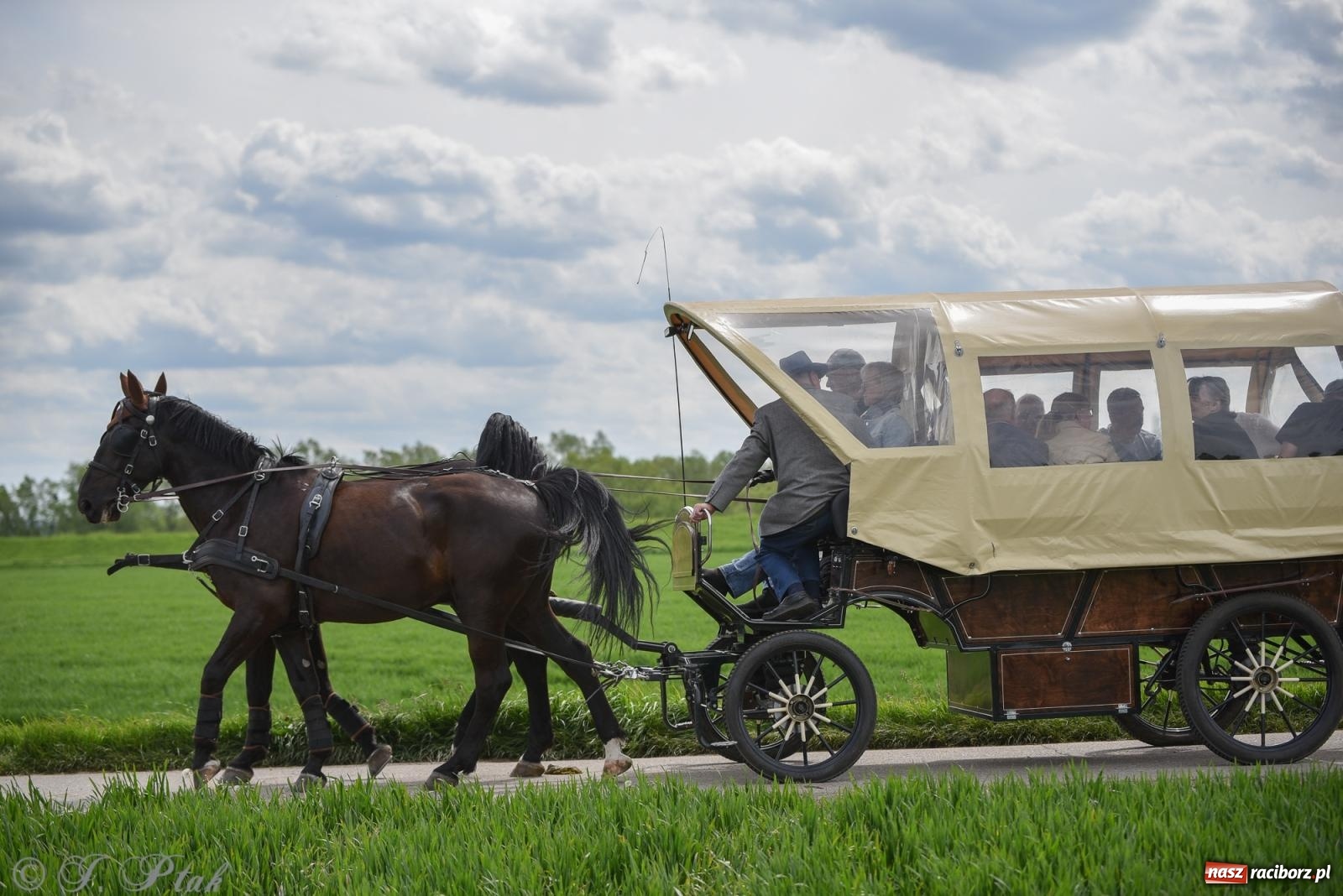 Zdjęcie w galerii na portalu naszraciborz.pl: Łubowicka procesja konna na bis! [FOTO i WIDEO] wiadomości z regionu