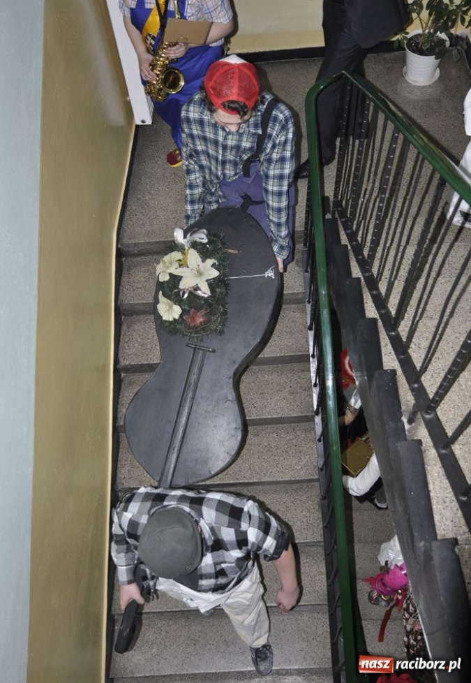 Zdjęcie w galerii na portalu naszraciborz.pl: Starosta pogrzebał wczoraj basa wiadomości z regionu