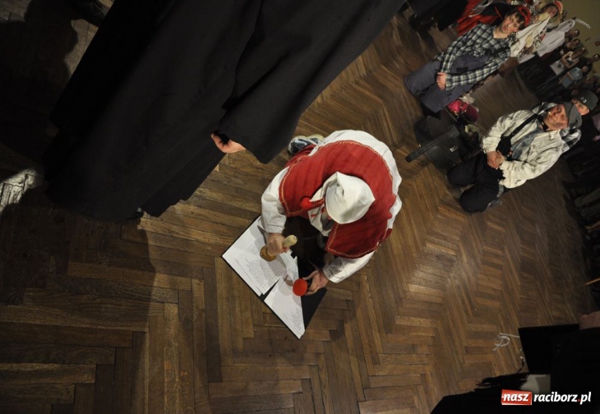 Zdjęcie w galerii na portalu naszraciborz.pl: Starosta pogrzebał wczoraj basa wiadomości z regionu