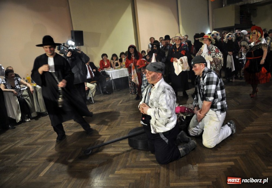 Zdjęcie w galerii na portalu naszraciborz.pl: Starosta pogrzebał wczoraj basa wiadomości z regionu