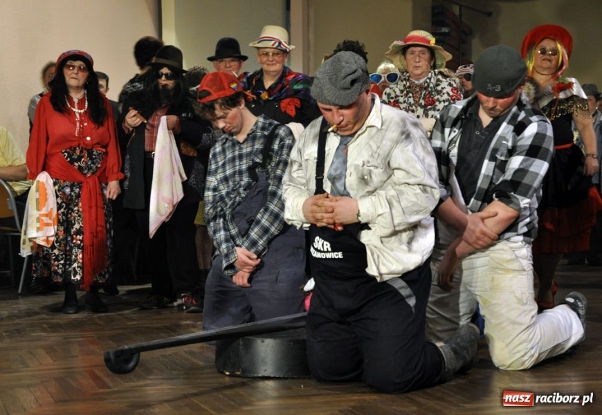 Zdjęcie w galerii na portalu naszraciborz.pl: Starosta pogrzebał wczoraj basa wiadomości z regionu