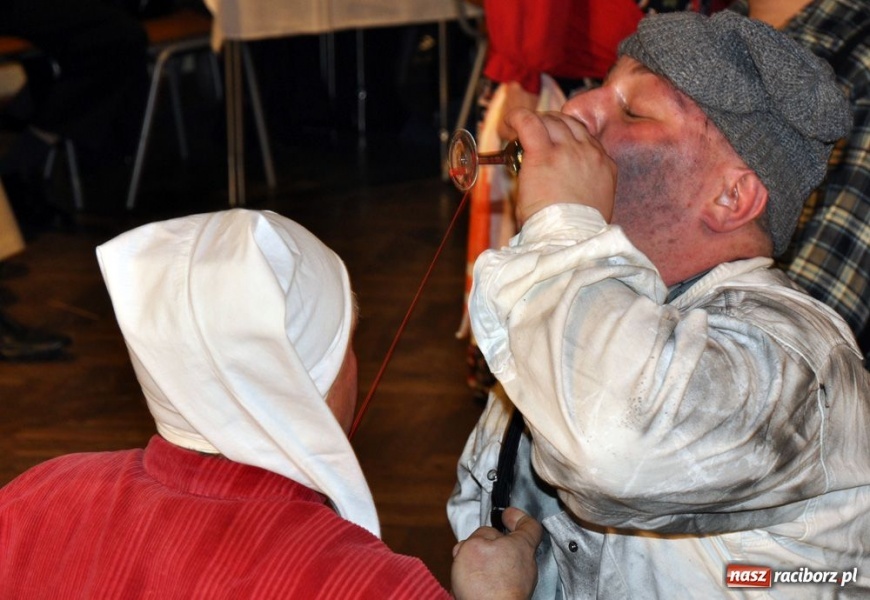 Zdjęcie w galerii na portalu naszraciborz.pl: Starosta pogrzebał wczoraj basa wiadomości z regionu