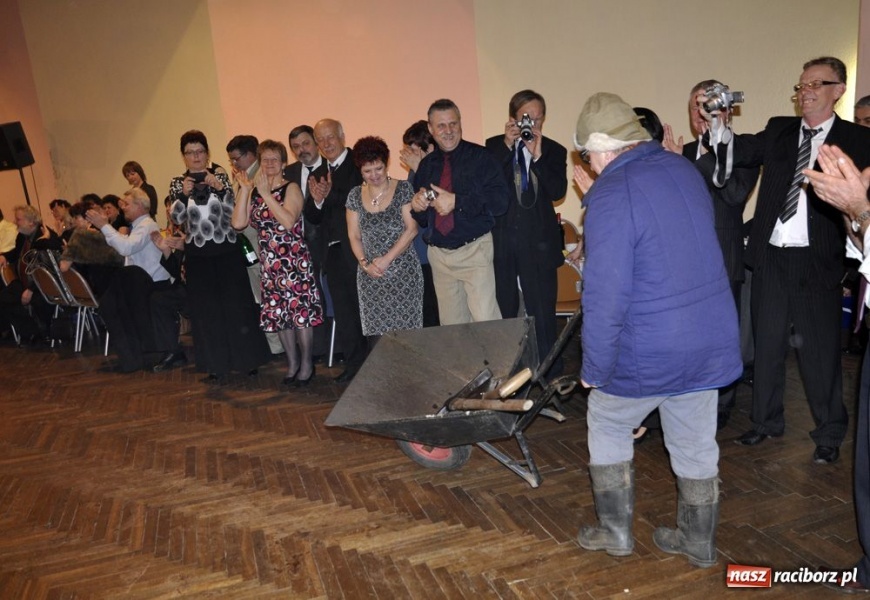 Zdjęcie w galerii na portalu naszraciborz.pl: Starosta pogrzebał wczoraj basa wiadomości z regionu