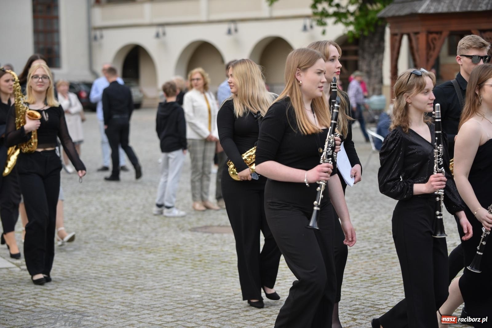 Zdjęcie w galerii na portalu naszraciborz.pl: Plenerowy koncert muzyki filmowej na zamkowym dziedzińcu wiadomości z regionu
