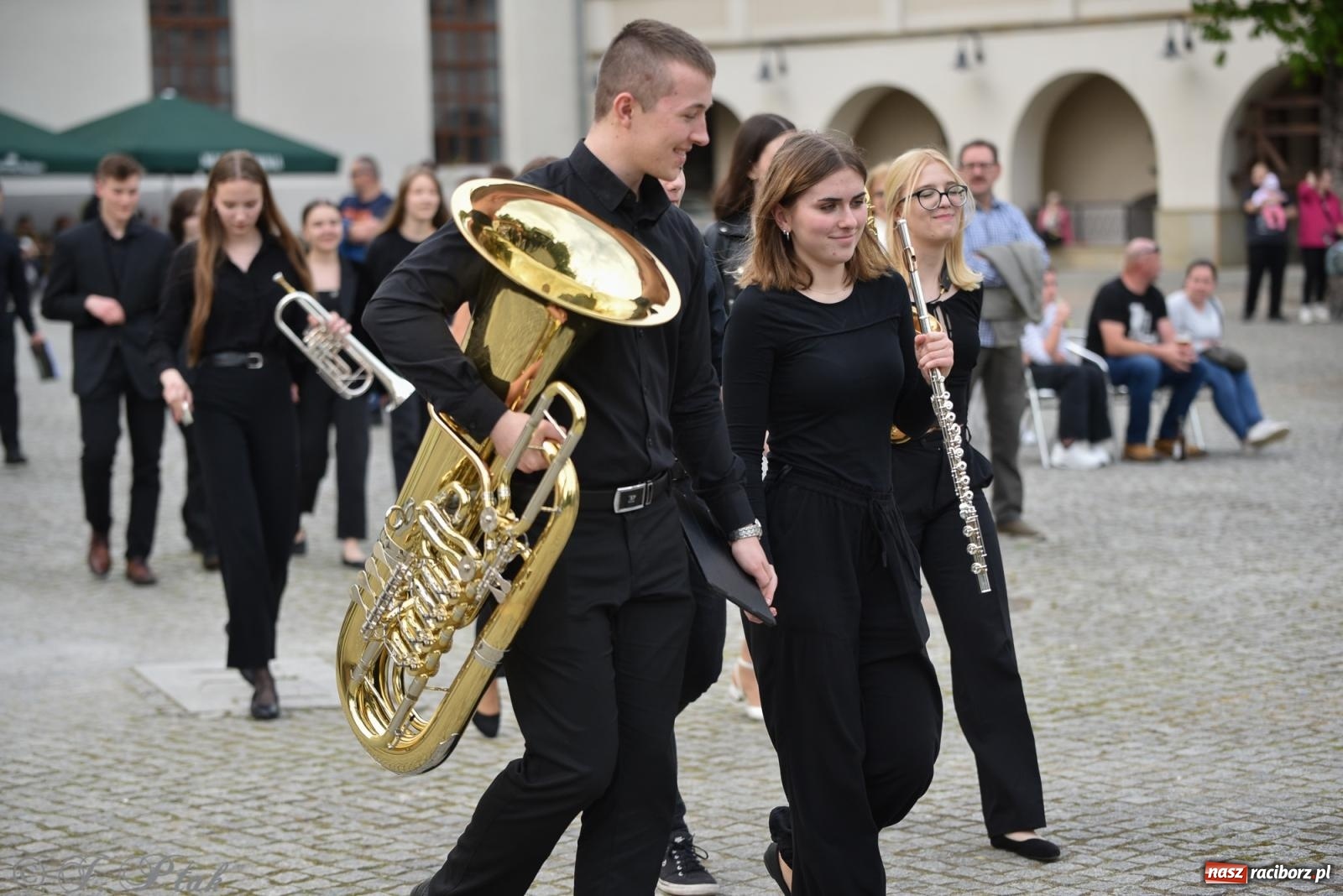 Zdjęcie w galerii na portalu naszraciborz.pl: Plenerowy koncert muzyki filmowej na zamkowym dziedzińcu wiadomości z regionu